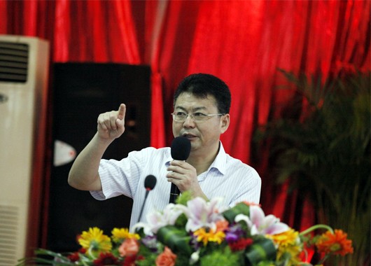 沙總做題為《阻礙我們成長和成功的十大障礙》的精彩培訓(xùn)